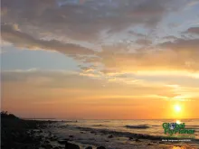 Computer screen wallpaper: Sun setting over the ocean